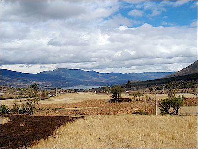 Volc�n Cushnirumi junto con la Lago San Pablo, la ubicaci�n geol�gica de este volc�n parece situarse en el Pleistoceno y se lo considera extinto.
