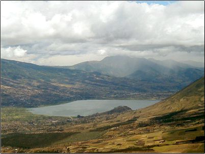 Volc�n Cushnirumi durante una lluvia, el lago San Pablo se ve aqu� mas claramente, Imbabura es una de las provincias ecuatorianas con m�s volcanes en su superficie. El lago San Pablo est� rodeado de los siguientes volcanes: Imbabura, Azaya, Cubilche, Cus�n, Mojanda, Cushnirumi, Cuicocha y Cotacachi, as� como de peque�os conos de escoria como el de Araque visto aqu� en primer plano precediendo al lago.
