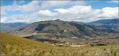 Espectacular panor�mica del volc�n Cus�n, se aprecian claramente las quebradas profundas que ha dejado la glaciaci�n pasada, su altura m�xima debi� haber sido de 4.800 msnm, hoy en d�a se ubica en los 4012 msnm luego de haber sufrido un violento colapso en �poca a�n desconocida.
