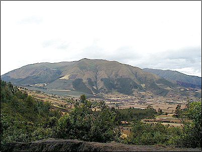 Vista del volc�n Cus�n, este volc�n es una caldera muy erosionada por los glaciares del Pleistoceno as� como de las abundantes lluvias de tiempos recientes, cerca de este existe un cono de escorias denominado Loma Tac�n. Un domo eruptivo posterior parece ubicarse en su lado suroccidental a�n hay que confirmar.
