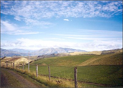 En la lejan�a el volc�n Cus�n tomado desde los p�ramos del Cayambe, mucho mas lejos se nota al volc�n Cushnirumi a su izquierda perdi�ndose en el horizonte.
