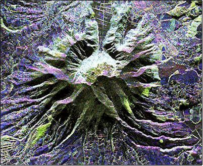 Vista satelital de la caldera extinguida del volc�n Cus�n, los detritus de este volc�n han creado suelos f�rtiles intensamente aprovechados en la agricultura y ganader�a como se ve en esta foto, donde se pueden apreciar las distintas parcelaciones de grandes y peque�as haciendas.
