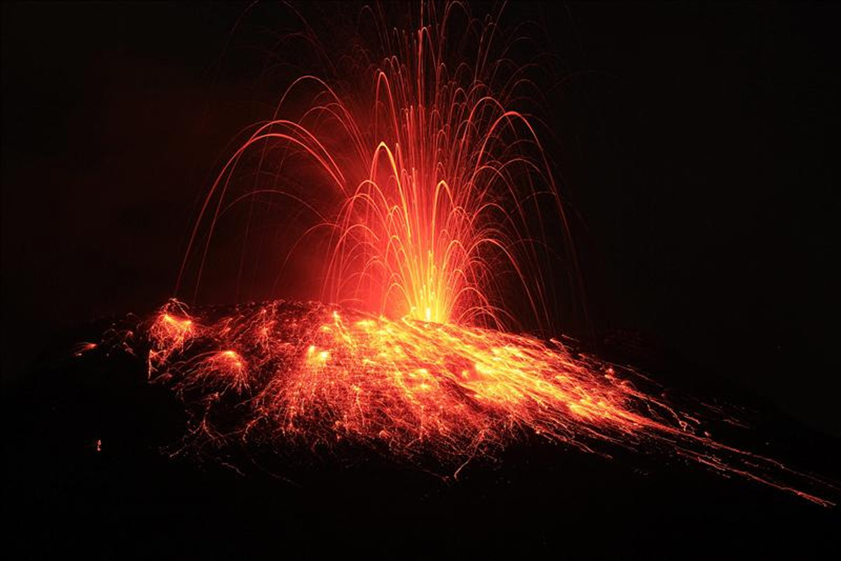 Volc�n Tungurahua en plena erupci�n, diciembre de 2011