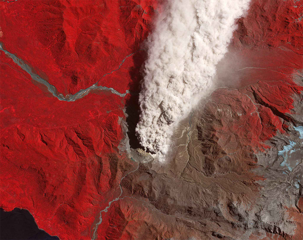 Caldera del volc�n Chait�n con sus domos en erupci�n, una gruesa columna de gases y ceniza se desprende del edificio volc�nico, una peque�a laguna volc�nica es observable en color verde