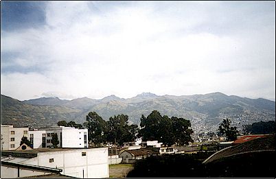 El macizo volc�nico del Pichincha en foto familiar, de izquierda a derecha: Guagua Pichincha, Padre encantado y Rucu Pichincha constituyendo el complejo gen�ricamente denominado Pichincha. 
