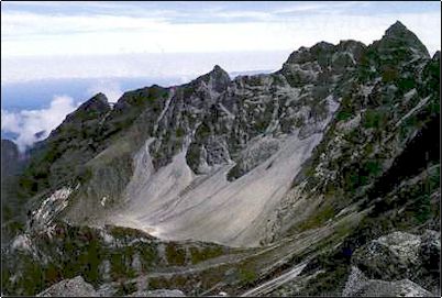 Laderas del Guagua Pichincha, la caldera del Guagua Pichincha en forma de herradura orientada hacia el oeste se form� aparentemente en alguna erupci�n ocurrida posiblemente en el a�o 850 de nuestra era.
