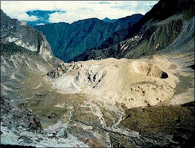 Domo en el fondo del cr�ter del Guagua Pichincha, esta foto fue tomada cuando el Pichincha no ten�a la actividad que est� presentando actualmente, sin embargo se pueden apreciar peque�as fumarolas, hoy en d�a parte de este domo ha desaparecido por la actual erupci�n.
