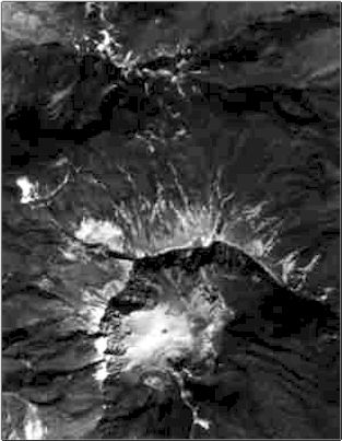 El Instituto Geogr�fico Militar realiz� esta toma sobre la caldera del volc�n Pichincha que muestra claramente el domo dentro del cr�ter y la gran abertura hacia el occidente (parte inferior derecha de la foto) que tiene este volc�n. Esta abertura parece haberse producido por un colapso lateral del cono.
