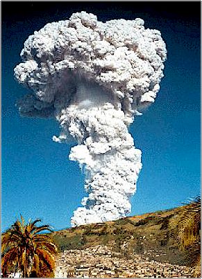 La misma erupci�n pero desde otro lado de la ciudad. Esta manifestaci�n natural no caus� da�os materiales ni personales en la ciudad y solo se suspendi� en forma temporal el sobrevuelo de aviones sobre Quito.
