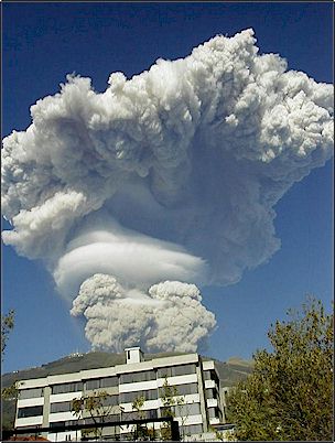 El hongo volc�nico observado desde otro lugar, el hongo que dio origen a la lluvia de cenizas fue cuatro veces mas grande que este pero no pudo ser fotografiado debido a las nubes, si hubiese sido as� quiz� habr�a existido un cuadro de p�nico colectivo.
