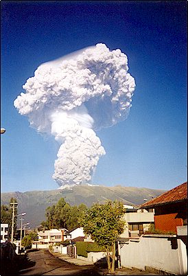 Otra foto del volc�n Guagua Pichincha, fotos similares a estas recorrieron el mundo en menos de 10 minutos gracias a la magia del Internet, cientos de filmadoras tomaron impresionantes  im�genes de este fen�meno desde diversos puntos de la capital ecuatoriana. 
