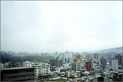 Fotograf�a de la ciudad luego de la ca�da de cenizas, el mayor peligro que afrontar�a Quito ser�a luego de una erupci�n pliniana del Pichincha, la gran cantidad de ceniza podr�a colapsar los techos de construcciones mixtas del patrimonio hist�rico y de ocurrir una fuerte lluvia podr�an aparecer flujos de lodo secundario.
