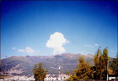 Columna de vapor procedente del volc�n Guagua Pichincha, esta fotograf�a fue tomada en plena reactivaci�n del volc�n Guagua Pichincha, lejos de lo que mucha gente piensa Quito no se encuentra en peligro, afortunadamente nos protege la cordillera del Cinto, la caldera extinta del Rucu Pichincha y las mismas paredes del volc�n Guagua Pichincha.
