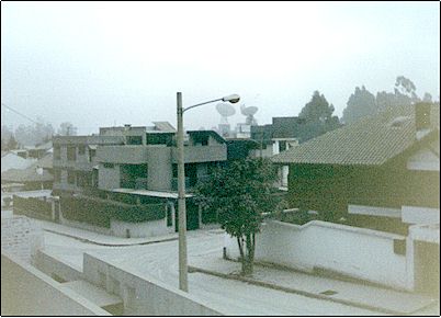 Foto de la ciudad en el momento mismo de la ca�da de cenizas, es solo las cuatro de la tarde y de pronto parece dos horas mas tarde, el fino polvo invade la ciudad. Erupciones pasadas del Pichincha ocasionaron p�nico en la colonial ciudad de Quito al ser oscurecida por tres d�as seguidos.
