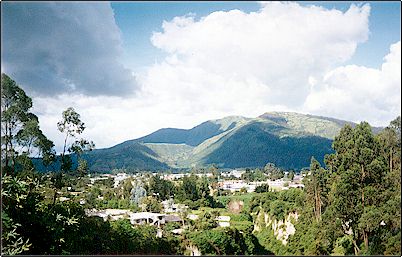 La caldera en herradura del extinto y erosionado volc�n Ilal� visto desde el valle de los Chillos, hacia su lado sur existe un peque�o cono de escorias de edad igualmente remota.
