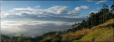 Con el Ilal� apenas visible a la izquierda de esta im�gen, el valle de Tumbaco muestra un misterioso encanto al amanecer. Un mar de nubes invade el valle y riega on su humedad los campos. Amaneceres como estos se han repetido por millones de a�os y han sido testigos del crecimiento y muerte de muchos volcanes durante miles de a�os.
