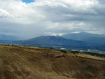 Efectivamente deesde el Puntas se puede observar al Ilal� en su lado noreste, apenas perceptible se puede apreciar una gran quebrada que ciertamente parece evocar un valle glaciar pero su baja altura pone en duda esta idea.
