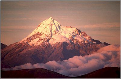 Iliniza sur cubierto de nieve en el atardecer. Com�nmente el lado sur tiene mas nieve y glaciares que el pico norte debido a que la humedad y los vientos predominan en direcci�n norte - sur.
