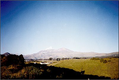 Iliniza visto desde los p�ramos de Chaupi, el Iliniza puede ser visto incluso desde Quito en el norte, as� como desde Latacunga en el sur. Cerca de aqu� existen algunos centros volc�nicos de peque�o tama�o denominados cerros de Chaupi o Santa Cruz.
