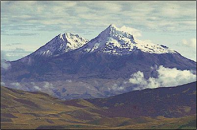 Las cumbres nevadas de ambas cumbres del Iliniza, la sorprendente Forma de este volc�n partido por la mitad, es �nica o por lo menos muy rara en el mundo.
