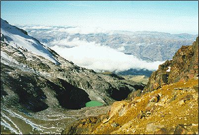 Entre los dos cerros que constituyen el Iliniza, se encuentra esta peque�a laguna verde que quiz� corresponda a un cr�ter inactivo, algunos expertos vulcan�logos sit�an a este volc�n entre los que podr�an reactivarse a largo plazo.
