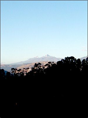 El volc�n Coraz�n junto con los Ilinizas en el amanecer, en este caso solo se ve al Iliniza norte y a su derecha el Coraz�n. En pocos lugares de Quito se puede tener estas magn�ficas vistas.
