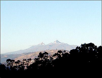 Acercamiento de los volcanes Iliniza y Coraz�n a izquierda y derecha respectivamente. Las historia eruptiva de estos volcanes es similar, formaron conos andes�ticos para luego estallar en erupciones dac�ticas que destruyeron sus conos convirti�ndose en calderas volc�nicas.
