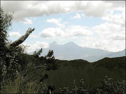 En la tarde de una de las expediciones al Pasochoa se pudo apreciar al Iliniza y sus dos cimas parcialmente nevadas. En primer plano: pared suroeste de la caldera del volc�n Pasochoa.
