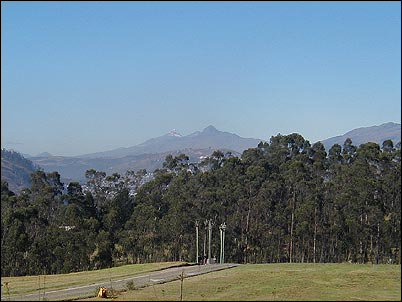 En una ma�ana extremadamente clara y limpia se logr� esta fotograf�a que recoge desde la izquierda: el peque�o cerro volc�nico de Santa Cruz en el horizonte, las dos cimas del Iliniza y el volc�n Coraz�n al centro y el volc�n Atacazo-Ninahuilca hacia la derecha.
