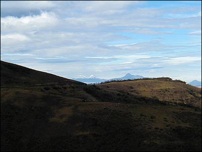 En extraordinarias condiciones clim�ticas es posible ver desde el volc�n Puntas distantes volcanes como el Iliniza, Coraz�n y Viudita como en esta foto tomada a gran resoluci�n y zoom.
