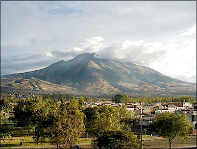 Vista peligrosamente hermosa del volc�n Imbabura desde Ibarra, en caso de reactivaci�n Ibarra, Otavalo, Atuntaqui, San Pablo del Lago y cientos de pueblos tendr�an que ser evacuados dependiendo de cual volc�n se reactive: Imbabura o Azaya, en este �ltimo un hipot�tico flujo pirocl�stico sobre el Lago San Pablo causar�a seiches u olas devastadoras en las orillas.
