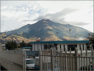 En caso de una erupci�n muy fuerte, los flujos de piroclastos pueden alcanzar Ibarra en cuestion de minutos debido a la ausencia de accidentes geogr�fico que puedan detener o desacelerar el flujo de escombros. Afortunadamente algo as� no es probable al corto o mediano plazo.
