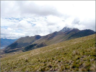 Vista parcial del Azaya y el Imbabura propiamente dicho, este �ltimo con algo de nieve, la foto es tomada desde los p�ramos del Cubilche.
