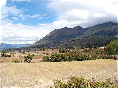 Volc�n Azaya o Huarmi Imbabura, este parece ser el punto de emisi�n m�s moderno y el que en consecuencia puede ocasionar alg�n peligro.
