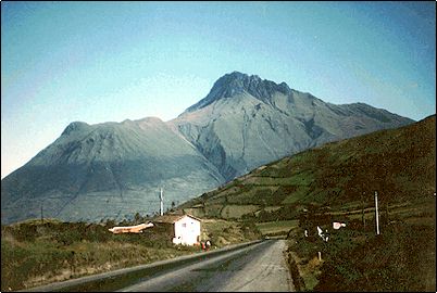 Vista del lado sur del Huarmi y del Imbabura propiamente dicho, a simple vista se puede apreciar la morfolog�a mas joven del primero contrastando con el edificio erosionado del segundo.
