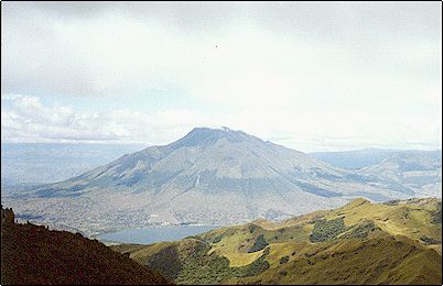 Ambos volcanes vistos desde el Fuya-Fuya del macizo del Mojanda, se ve tambi�n parte del lago San Pablo as� como parte del Cubilche hacia la derecha. Frecuentemente se muestra el Imbabura con algo de nieve. 
