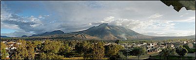 Vista panor�mica del complejo volc�nico del Imbabura, desde el el peque�o Cunrru, el Pangaladera, la loma Detrojes (resto de una caldera antigua del Cubilche), el Cubilche y el Taita Imbabura con la Loma Artez�n en primer plano. Y todo ello visto desde Ibarra.
