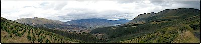 En esta imagen se muestran varios volcanes con edades totalmente distintas desde el extinto cerro Cushnirrumi de edad plio-pleistoc�nica, el Cus�n del Pleistoceno, el complejo volc�nico del Mojanda y el complejo del Imbabura ambos con actividad en el Holoceno. Entre estos el Cus�n habr�a bordeado los 5.000 msnm y el Mojanda quiz� rivaliz� en altura con el Cotopaxi. Violentas erupciones y milenios de erosi�n e inactividad han reducido a estos volcanes en lo que hoy vemos. La historia humana en comparaci�n apenas es un suspiro en la vida planetaria.
