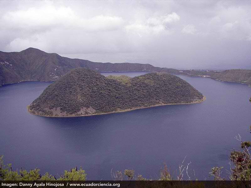 Islas Wolf y Yerovi en la caldera del volc�n Cuicocha, este volc�n se encuentra activo si bien no ha presentado erupciones hist�ricas.