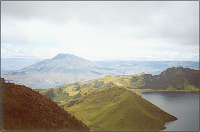 Vista del domo anterior y parte de la laguna, atr�s se observa al Imbabura, desde aqu� se puede establecer que el domo en cuesti�n a su vez parece haber sufrido un colapso posterior.
