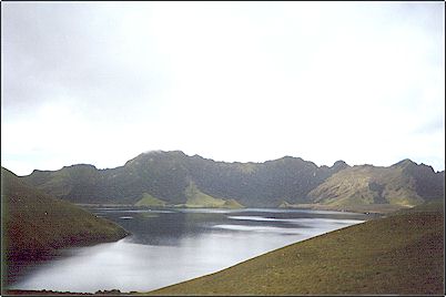 La laguna vista desde otro punto, no se conoce que existan vertientes de gas en la laguna a la manera del Cuicocha, pero no est� descartada una reactivaci�n de este volc�n aunque no con las mismas caracter�sticas violentas que originaron la caldera del mismo.
