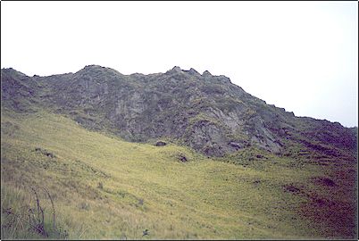 Paredes de la caldera, la ascensi�n al Fuya-Fuya no es dif�cil, se lo puede hacer en familia y como acondicionamiento para subir a monta�as mas altas, otra actividad interesante es navegar en bote por la laguna, por el momento cada quien debe llevar su bote, de preferencia de tipo inflable.
