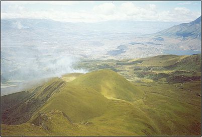 Conos de escoria del Mojanda, este par de conos se ubican en el filo de la caldera del Mojanda el que se encuentra a la izquierda ha sido erosionado dejando un cerro en media luna. El otro se encuentra en perfectas condiciones, parece haber sido formado ayer... geol�gicamente hablando.
