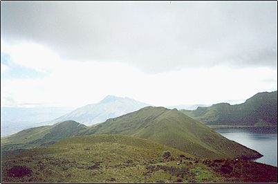 Junto a la laguna del cr�ter existe este domo volc�nico un poco erosionado, el mismo que ha crecido al borde de la caldera, otros domos similares existen dentro y fuera de la misma.
