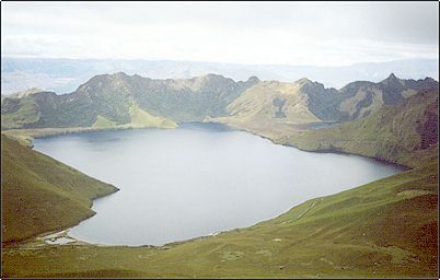 Vista completa de la laguna crat�rica, casi imperceptible hacia la derecha se observa otra de las lagunas del volc�n, se piensa que este volc�n tuvo una altura similar a la del Cotopaxi antes que su cono sufriera una explosi�n realmente violenta que hizo volar por los aires la mitad del volc�n.
