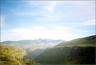 Volc�n Mojanda visto desde la carretera panamericana que une Quito con Cayambe, el pe�asco mas sobresaliente es el Fuya-fuya resto de la caldera del volc�n Mojanda.
