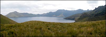 Esta es la laguna Caricocha o laguna Grande del Mojanda, hacia el fondo las paredes norte y noroeste del volc�n Mojanda.
