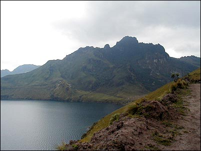 Cerro Yanaurco o Cerro Negro, llamado as� debido a las rocas y vegetaci�n oscuras que lo forman y cubren, es posible que sea tambi�n restos de un gran domo volc�nico bastante erosionado.
