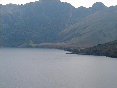 Rodeadas por paredes, conos y domos volc�nicos las lagunas del Mojanda tienen origen volc�nico (Caricocha) y glaciar (Huarmicocha y Laguna Negra), el agua de estas lagunas no es verde como la de volcanes activos, es mas bien oscura debido a la cantidad de material org�nico disuelto, la pesca en estas lagunas es posible debido a las truchas sembradas en las mismas.
