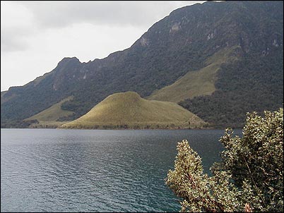 Existen varios conos de escoria como este en el Mojanda, entre ellos este sin nombre que se halla a orillas de la laguna Caricocha, retazos de actividad volc�nica posterior a la gran explosi�n central del Mojanda en tiempos prehist�ricos.
